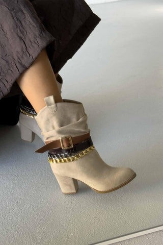 Gipsy Körüklü Ve Aksesuarlı Kalın Topuk 8 Cm Krem İpekli Bot