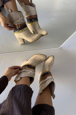 Gipsy Körüklü Ve Aksesuarlı Kalın Topuk 8 Cm Krem İpekli Bot