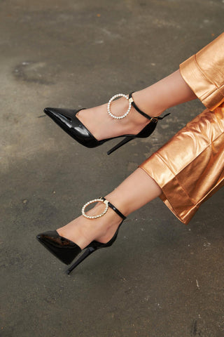 Brightcircle Aksesuar Detaylı İnce Topuk 10 Cm Siyah Rugan Stiletto
