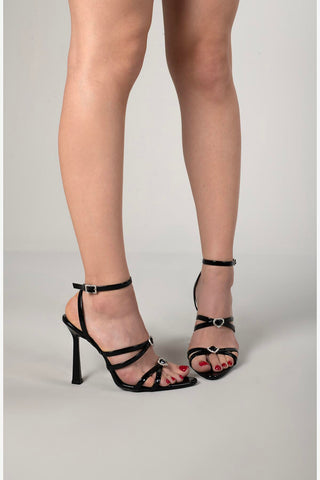 Moyo pumps met siersteentjes en gesp · Zwart lak