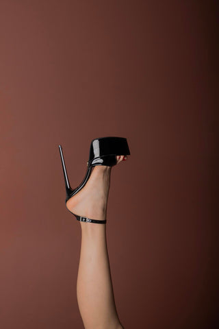 Rasha Bilekten Bantlı İnce Topuk 15 Cm Siyah Rugan Platform