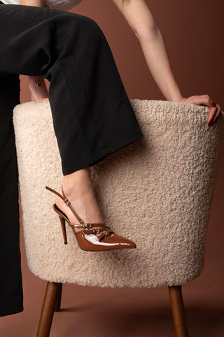 Ciza Üç Bantlı Toka Detaylı İnce Topuk 10 Cm Taba Rugan Stiletto