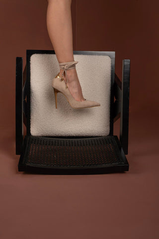 Jasmin Altın Detaylı Bilekten Bağcıklı İnce Topuk 10 Cm Ten Süet Stiletto