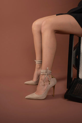 Jasmin Altın Detaylı Bilekten Bağcıklı İnce Topuk 10 Cm Ten Süet Stiletto