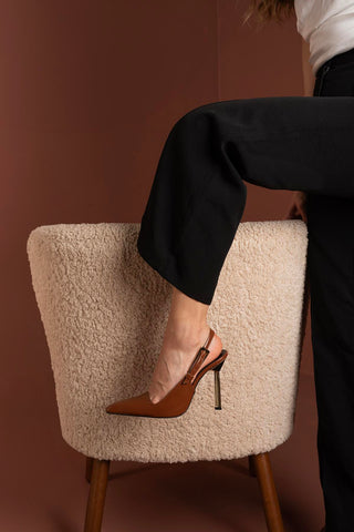 Jade Toka Detaylı İnce Topuk 10 Cm Taba Rugan Stiletto