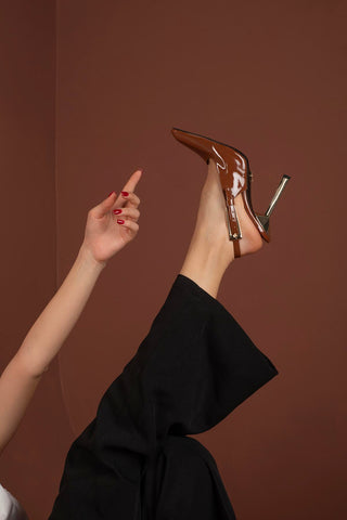 Jade Toka Detaylı İnce Topuk 10 Cm Taba Rugan Stiletto
