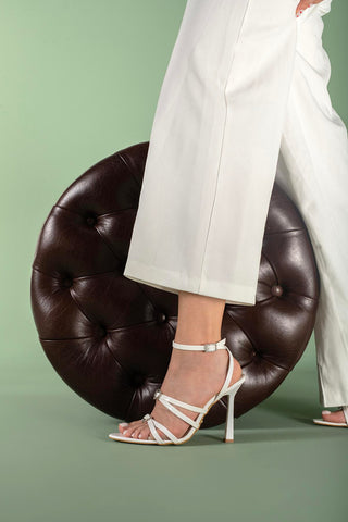 Moyo Taşlı Toka Detaylı İnce Topuk 10 Cm Beyaz Rugan Topuklu Ayakkabı
