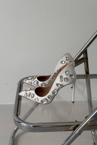 Juju Taş Detaylı İnce Topuk 10 Cm Beyaz Saten Stiletto