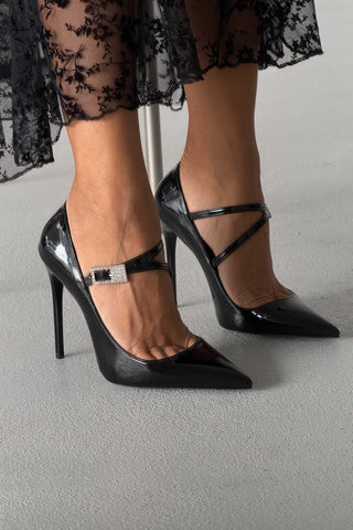 Magi Taşlı Toka Detaylı İnce Topuk 12 Cm Siyah Rugan Stiletto