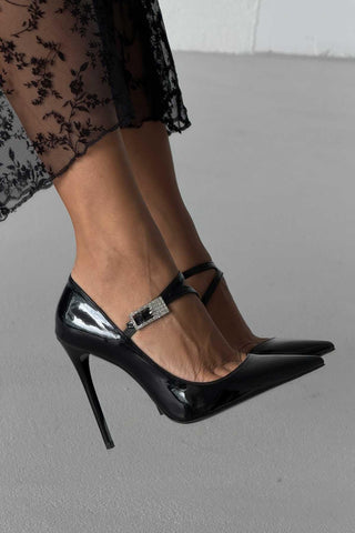 Magi Taşlı Toka Detaylı İnce Topuk 12 Cm Siyah Rugan Stiletto