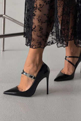 Magi Taşlı Toka Detaylı İnce Topuk 12 Cm Siyah Rugan Stiletto