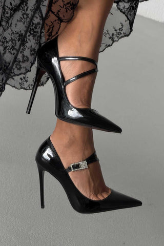 Magi Taşlı Toka Detaylı İnce Topuk 12 Cm Siyah Rugan Stiletto