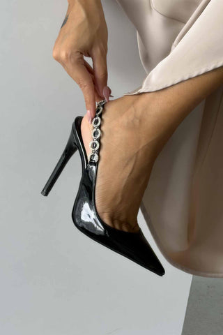 Reiko Taş Detaylı İnce Topuk 12 Cm Siyah Rugan Stiletto