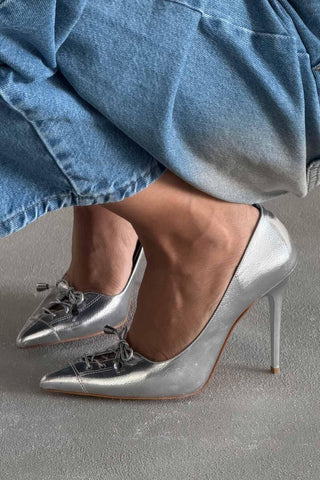 Enid Bağcık Detaylı İnce Topuk 10 Cm Gümüş Kırışık Stiletto