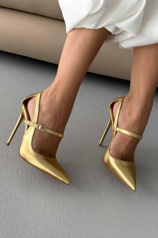 Leida Taşlı Toka Detaylı İnce Topuk 12 Cm Gold Kırışık Stiletto