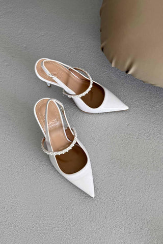 Yuka İnci Detaylı İnce Topuk 12 Cm Beyaz Rugan Stiletto