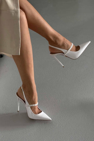 Yuka İnci Detaylı İnce Topuk 12 Cm Beyaz Rugan Stiletto