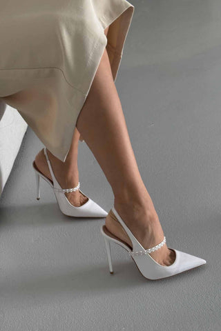 Yuka İnci Detaylı İnce Topuk 12 Cm Beyaz Rugan Stiletto