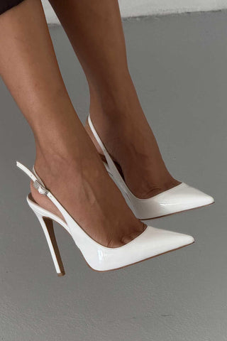 Awed Taşlı Toka Detaylı İnce Topuk 12 Cm Beyaz Rugan Stiletto