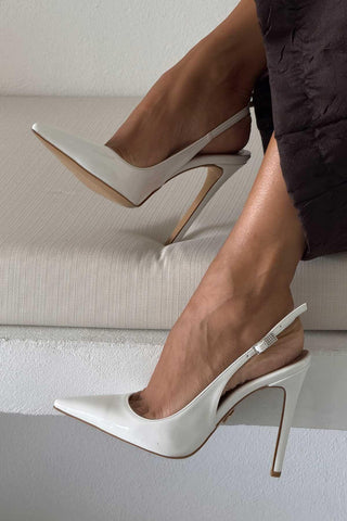 Awed Taşlı Toka Detaylı İnce Topuk 12 Cm Beyaz Rugan Stiletto