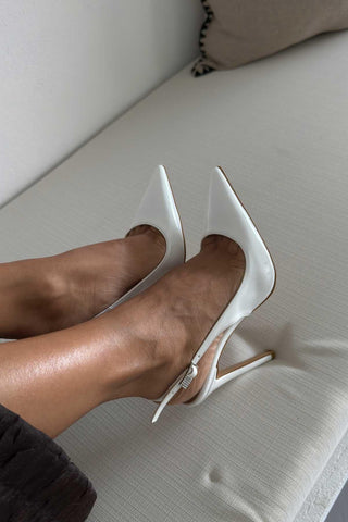 Awed Taşlı Toka Detaylı İnce Topuk 12 Cm Beyaz Rugan Stiletto
