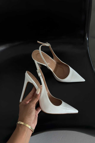 Awed Taşlı Toka Detaylı İnce Topuk 12 Cm Beyaz Rugan Stiletto