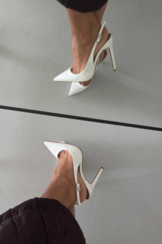 Awed Taşlı Toka Detaylı İnce Topuk 12 Cm Beyaz Rugan Stiletto