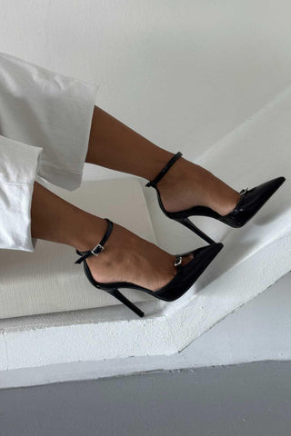 Soren Taşlı Tokalı İnce Topuk 12 Cm Siyah Rugan Stiletto