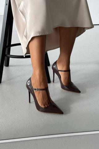 Wren Taşlı Toka Detaylı İnce Topuk 12 Cm Kahve Kırışık Rugan Stiletto