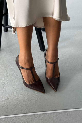 Wren Taşlı Toka Detaylı İnce Topuk 12 Cm Kahve Kırışık Rugan Stiletto