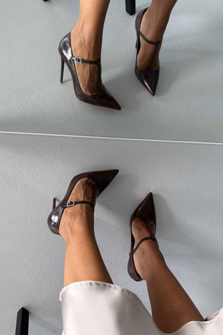 Wren Taşlı Toka Detaylı İnce Topuk 12 Cm Kahve Kırışık Rugan Stiletto