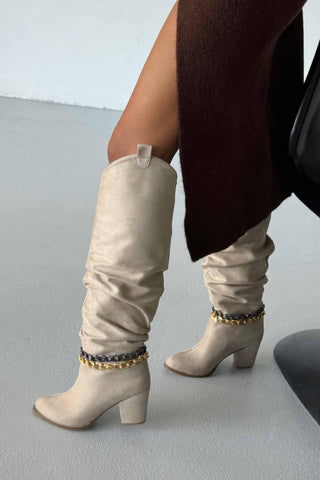 Brown Körüklü Ve Aksesuar Detaylı Kalın Topuk 8 Cm Ten Süet Çizme