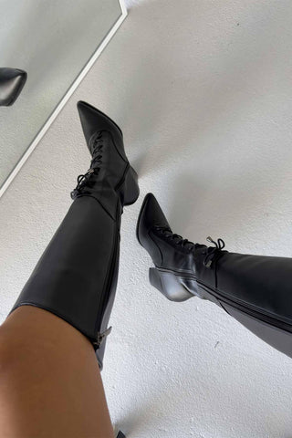 Xenia Bağcık Ve Toka Detaylı Kalın Topuk 9 Cm Siyah Mat Çizme