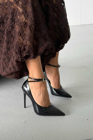 Khole Toka Detaylı İnce Topuk 12 Cm Siyah Rugan Stiletto