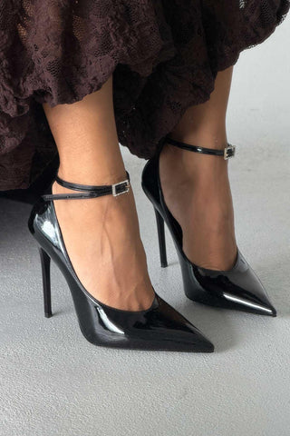 Khole Toka Detaylı İnce Topuk 12 Cm Siyah Rugan Stiletto