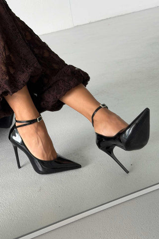 Khole Toka Detaylı İnce Topuk 12 Cm Siyah Rugan Stiletto