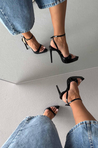 Giulia Bilekten Bantlı İnce Topuk 13 Cm Siyah Rugan Platform