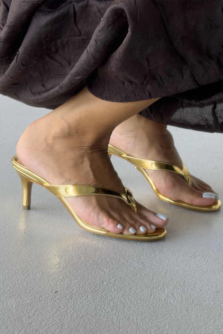Maisie Parmak Arası İnce Topuk 7 Cm Gold Terlik