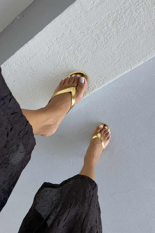 Maisie Parmak Arası İnce Topuk 7 Cm Gold Terlik