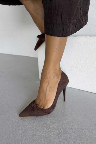Waldau Fiyonk Detaylı İnce Topuk 10 Cm Kahverengi Süet Stiletto