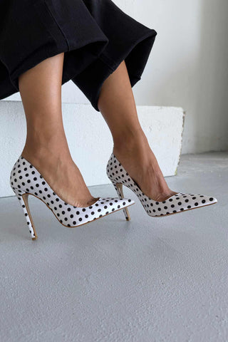 Fia İnce Topuk 12 Cm Beyaz Siyah Puantiyeli Stiletto