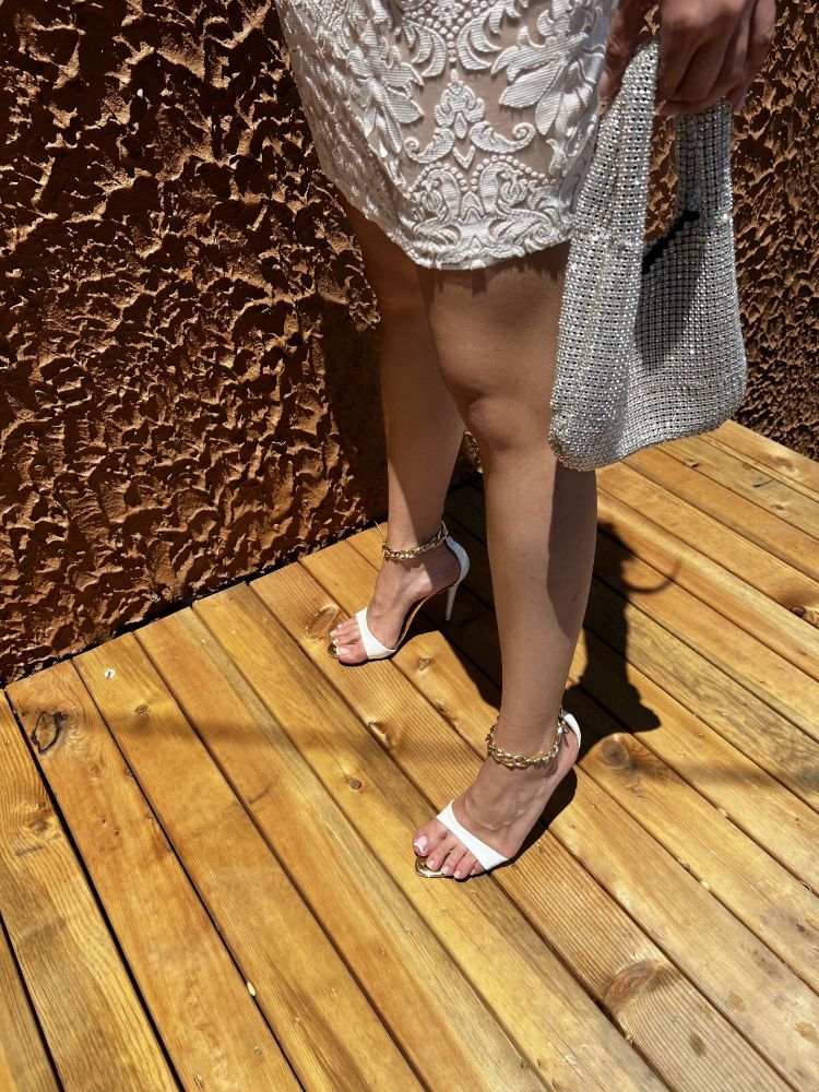 Lozen Zincir Detaylı İnce Topuk 10 Cm Beyaz Gold Topuklu Ayakkabı resmi
