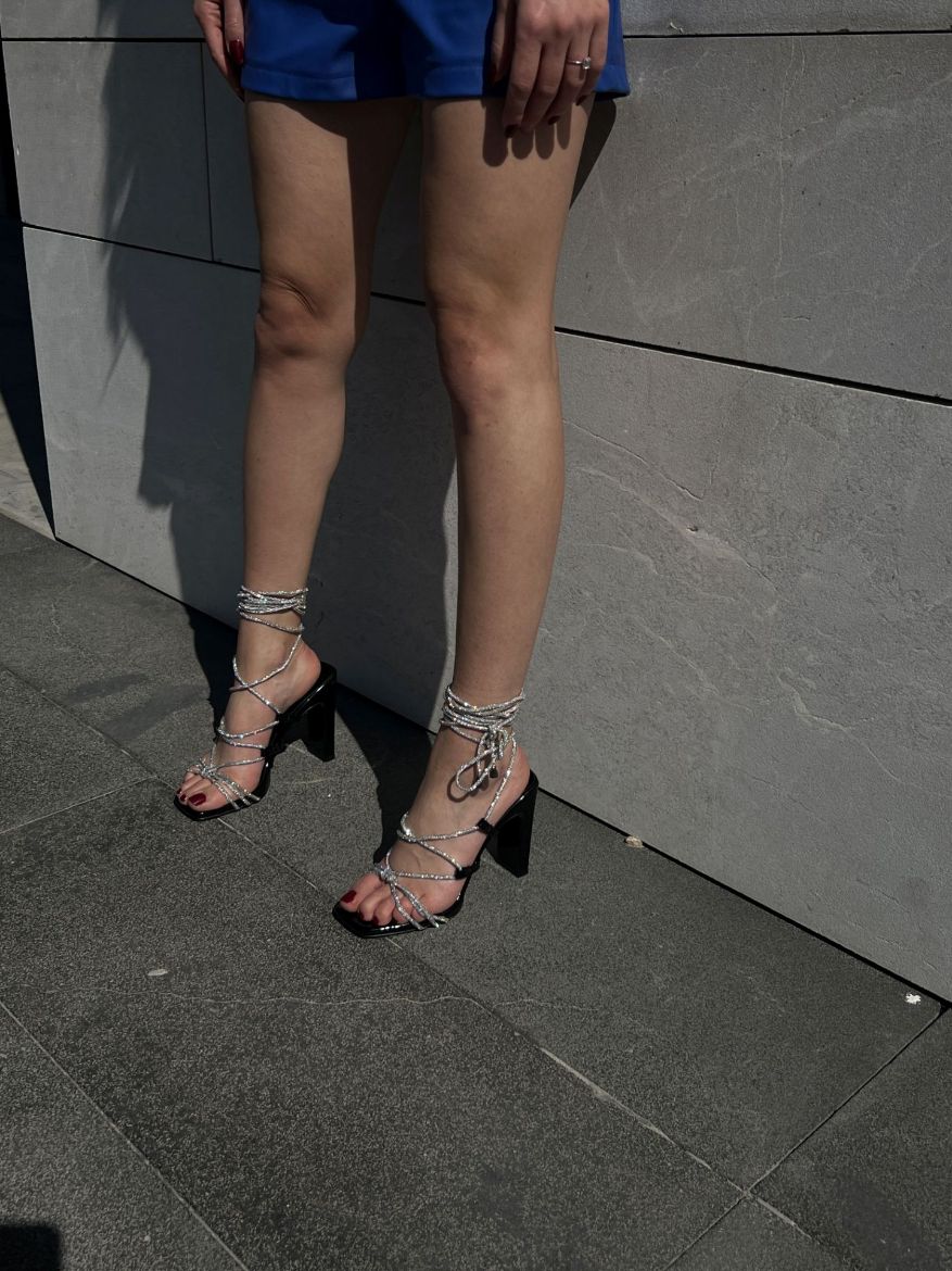 Evie Bilekten Bağcıklı Taş Detaylı Kalın Topuk 11 Cm Siyah Rugan Topuklu Ayakkabı resmi