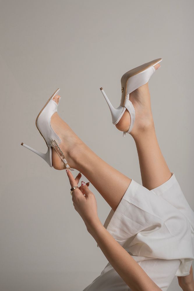 Habren Taşlı Toka Detaylı İnce Topuk 10 Cm Beyaz Saten Topuklu Ayakkabı resmi